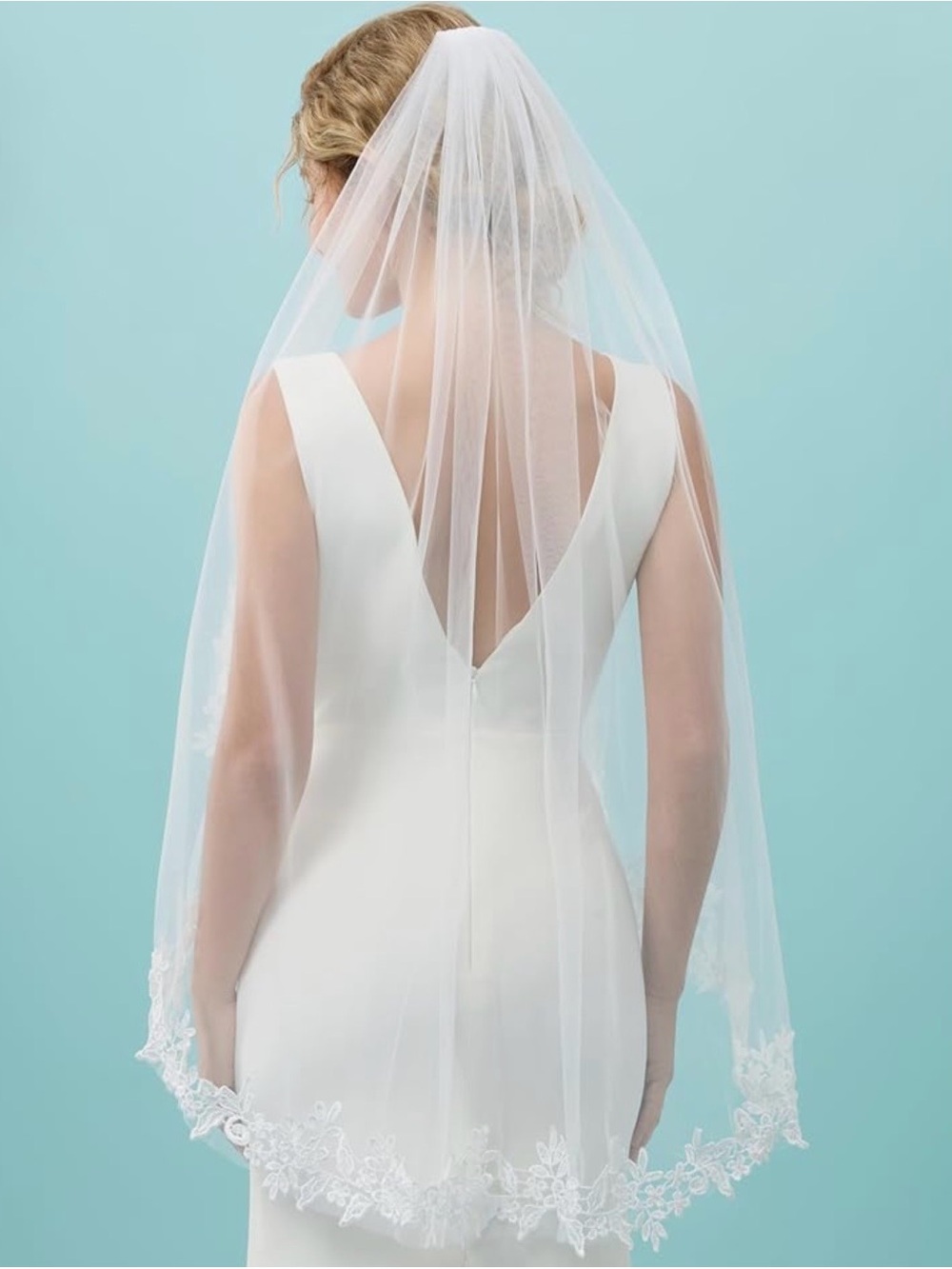 Delicate White Lace-Edged Bridal Veil with Comb